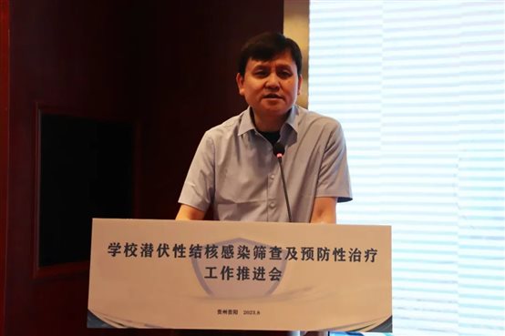 男人的照片上写着字
描述已自动生成