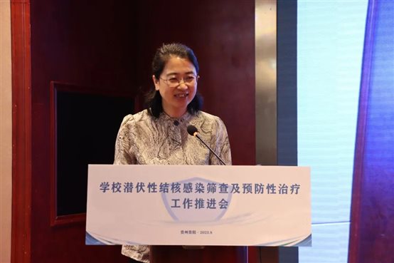 图片包含 室内, 桌子, 人, 前
描述已自动生成