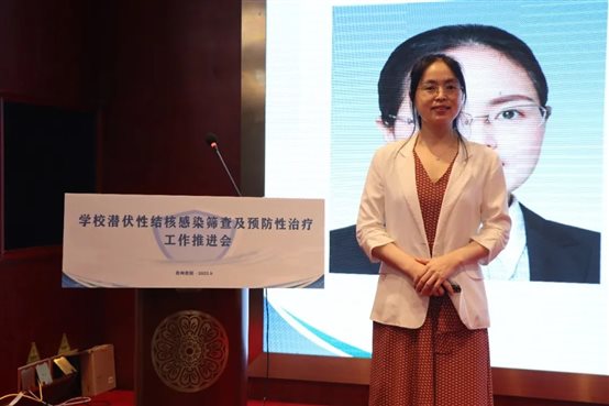 女人站在桌子前摆拍
低可信度描述已自动生成