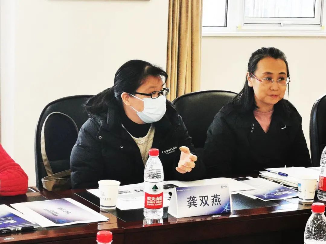 一些人在桌子前&#xA;&#xA;中度可信度描述已自动生成